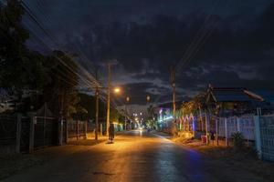 rue de nuit au village de tha rae sakon nakhon, thaïlande pendant la saison de noël photo