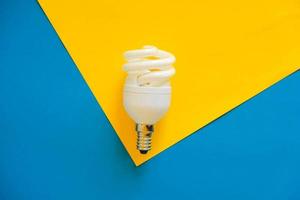 ampoule led sur fond bleu et jaune photo