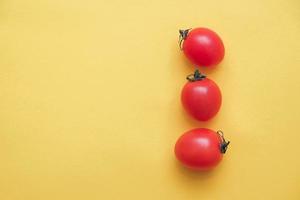 légumes tomates rouges sur fond jaune photo