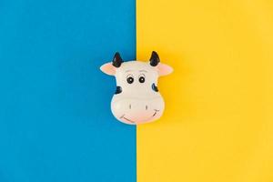 icône de vache sur fond bleu et jaune photo