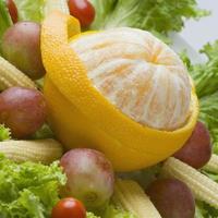 agrumes, pommes et légumes sur le marché photo