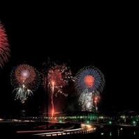 des feux d'artifice explosent dans la ville photo