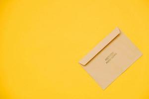 enveloppe en papier kraft sur fond jaune photo