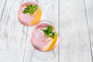 cocktail de limonade à la vodka rose photo