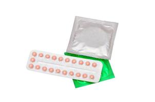 pilule contraceptive orale et préservatif isolé sur fond blanc photo