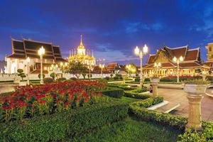 wat ratchanatdaram un beau temple au crépuscule, le temple est surtout connu pour le célèbre monument loha prasat pour les touristes à bangkok, thaïlande photo