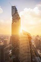 vue aérienne du bâtiment moderne de grande hauteur mahanakorn dans la zone d'affaires à bangkok, thaïlande photo