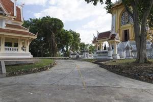 le temple de bouddha au sommet d'une montagne en thaïlande. photo