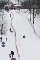 toboggan à neige pour enfants dans le parc de la ville. photo