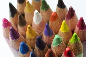 crayons de couleur sur fond blanc. photo