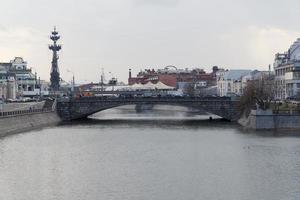 le paysage sur la rivière de Moscou depuis le pont. photo