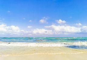 plage mexicaine tropicale eau turquoise claire playa del carmen mexique. photo