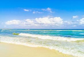 plage mexicaine tropicale eau turquoise claire playa del carmen mexique.
