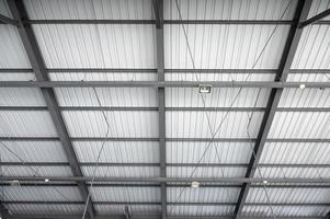 structure en acier avec plafond de toit dans l'usine d'entrepôt photo