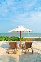 parasol avec chaise de plage et fond de mer océan photo