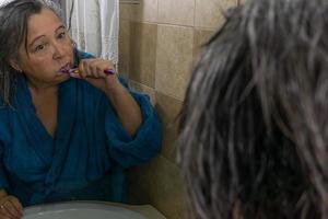 femme se brosser les dents