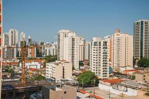 vue sur les toits de la ville avec des rues et des bâtiments à sao paulo. la ville gigantesque, célèbre pour sa vocation culturelle et commerciale au brésil. photo