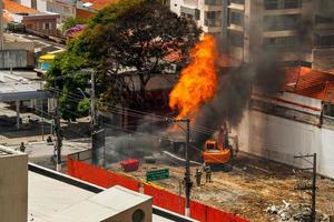 les pompiers luttent contre un incendie causé par une fuite de gaz dans une rue de sao paulo. la ville célèbre pour sa vocation culturelle et commerciale au brésil. photo