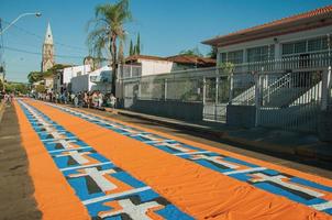 sao manuel, brésil - 31 mai 2018. tapis de sable coloré artistique fabriqué par les fidèles pour la célébration de la semaine sainte dans la rue de sao manuel. une petite ville dans la campagne de l'état de sao paulo. photo