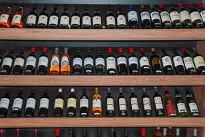 sao paulo, brésil, 10 août 2019. plusieurs bouteilles de vin à vendre exposées sur les étagères d'un magasin de vin de sao paulo. la ville gigantesque, célèbre pour sa vocation culturelle et commerciale. photo