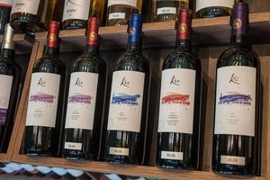 sao paulo, brésil, 10 août 2019. plusieurs bouteilles de vin à vendre exposées sur les étagères d'un magasin de vin de sao paulo. la ville gigantesque, célèbre pour sa vocation culturelle et commerciale. photo