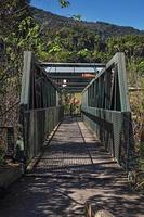 vue sur le pont de fer sur la petite rivière à monte alegre do sul. dans la campagne de l'état de sao paulo, une région riche en produits agricoles et d'élevage, au brésil. photo