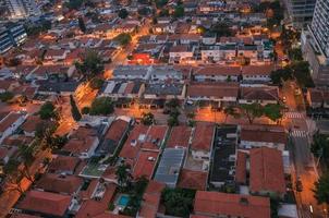 vue sur les lumières des rues et les toits des maisons dans les lumières du petit matin, dans la ville de sao paulo. la ville gigantesque, célèbre pour sa vocation culturelle et commerciale. sud-est du Brésil. photo