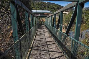 vue sur le pont de fer sur la petite rivière à monte alegre do sul. dans la campagne de l'état de sao paulo, une région riche en produits agricoles et d'élevage, au brésil. photo