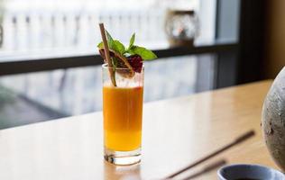 un verre de jus d'orange sur une table dans un restaurant. photo