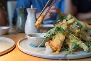 poulet en tempura sur une table dans un restaurant. photo