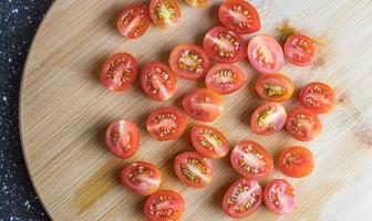 tomates cerises coupées en deux. vue d'en-haut. photo
