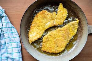 escalopes frites dans une poêle. photo