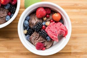 crème glacée aux fruits dans un bol blanc. dessert d'été. photo