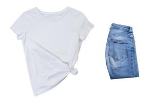 t-shirt blanc vide et denim bleu sur fond blanc, maquette de t-shirt noir et jean bleu, t-shirt vierge photo