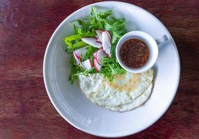 blanc d'oeuf au plat avec salade et vinaigrette balsamique au sésame petit déjeuner sain photo