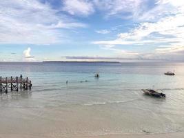 visite de la plage de sable blanc à sulawesi en indonésie