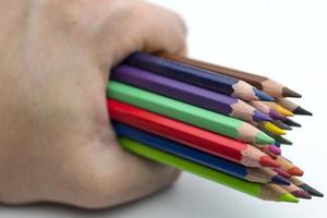 main tenant des crayons de couleur. photo