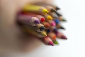 main tenant des crayons de couleur. photo