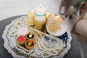 bougies, gâteau, perles sur un plateau en argent. photo