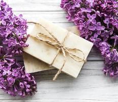 savon naturel et fleurs de lilas photo