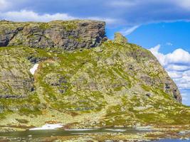 veslehodn veslehorn pic de montagne rochers falaises cascade hydnefossen hemsedal norvège. photo