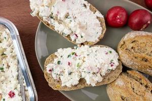 sandwichs frais au fromage blanc et radis. vue d'en-haut. photo