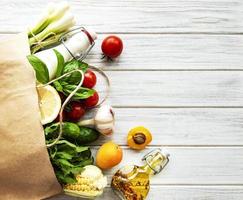 fond de nourriture saine. aliments sains dans un sac en papier, légumes et fruits. photo