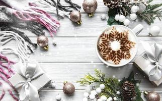 composition de noël ou d'hiver. cadre fait de décorations sur fond en bois blanc. photo