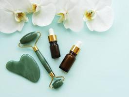 rouleau de jade de massage du visage avec produit cosmétique