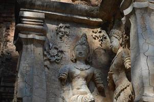 anciens modèles de stuc wat chet yot templeb.e. 1998 roi tilokaraj le 9ème roi de la dynastie mangrai construit en latérite décoré de motifs en stuc. est une pagode bodh gaya en inde. photo