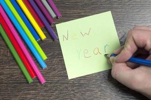 l'inscription sur le morceau de papier avec la nouvelle année. photo