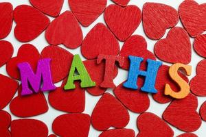 le mot mathématiques est affiché sur les cœurs. photo