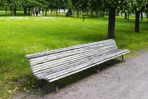 banc solitaire dans le parc de la ville de moscou. photo