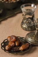 nourriture arabe ramadan avec dates photo